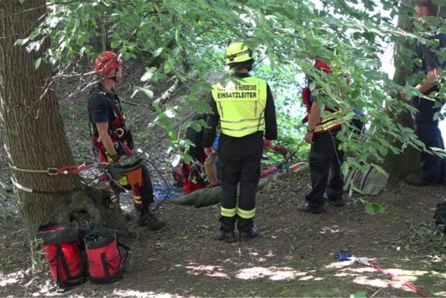 In dem unwegsamen Gelände kamen Höhenretter der Feuerwehr Dortmund zum Einsatz.