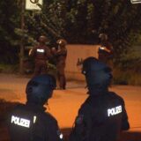 Ein SEK-Polizisten stehen auf der Straße in Dortmund-Dorstfeld