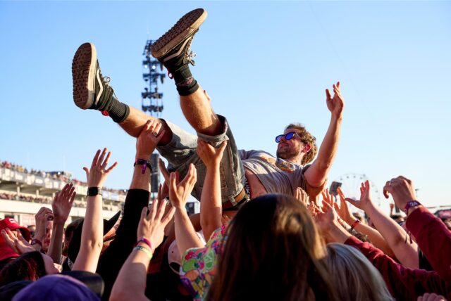Ein Stagediver ist beim Open-Air-Festival „Rock am Ring“ während des Auftritts der deutschen Rockband „Kraftklub“ vor der Utopia-Stage unterwegs.
