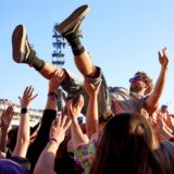 Ein Stagediver ist beim Open-Air-Festival „Rock am Ring“ während des Auftritts der deutschen Rockband „Kraftklub“ vor der Utopia-Stage unterwegs.