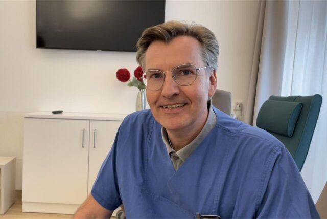 Chefarzt Dr. Martin Haas sitzt im Entspannungsraum der Tagesklinik Geriatrie in Lütgendortmund.