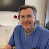 Chefarzt Dr. Martin Haas sitzt im Entspannungsraum der Tagesklinik Geriatrie in Lütgendortmund.