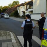 Einsatzkräfte der Polizei Recklinghausen stehen auf der Straße Hochfeld in Suderwich