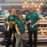 Julia Schlotmann-Honsel, Monika Boullier und Ralf Honsel stehen im neuen Fressnapf Geschäft mit einem Hund.