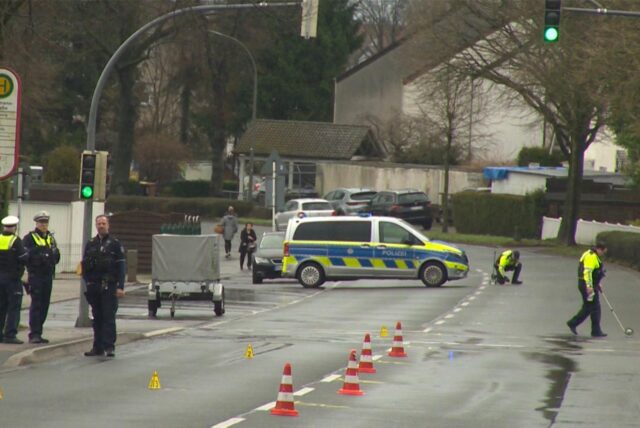 Mehrere Polizeibeamte untersuchten eine Unfallstelle in Dortmund-Höchsten, an der ein Junge im Februar 2024 schwer verletzt wurde.