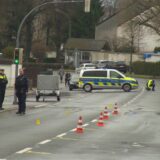 Mehrere Polizeibeamte untersuchten eine Unfallstelle in Dortmund-Höchsten, an der ein Junge im Februar 2024 schwer verletzt wurde.
