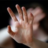 Hände zeigen eine Abwehrhaltung