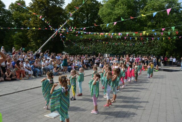 Kinder tanzen auf Fest