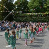 Kinder tanzen auf Fest