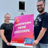 Vanessa Greef und Tim Borgelt von der Dorstener Wohnungslosenhilfe stehen vor einem Haus.