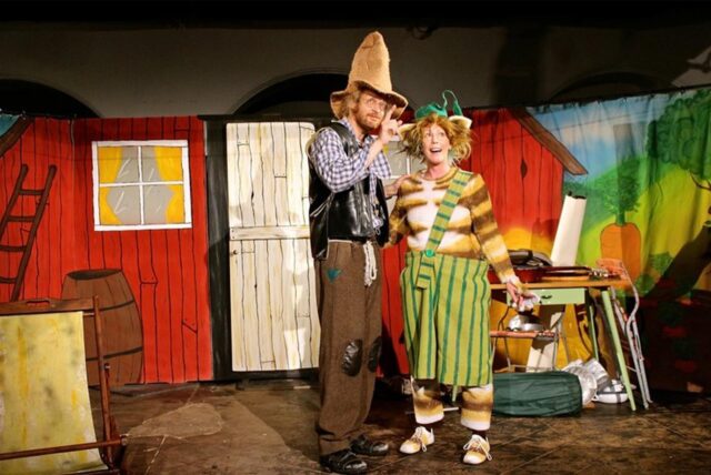 Zwei Theaterfiguren auf der Bühne.
