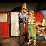 Zwei Theaterfiguren auf der Bühne.