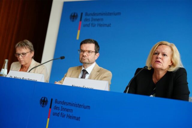 Nancy Faeser (SPD, r), Bundesministerin für Inneres und Heimat, Marco Buschmann (FDP), Bundesminister der Justiz, und Anja Hajduk (Bündnis 90/Die Grünen), Staatssekretärin im Bundeswirtschaftsministerium, stellen ein Sicherheitspaket nach der Messerattacke von Solingen vor.