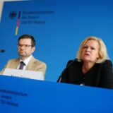 Nancy Faeser (SPD, r), Bundesministerin für Inneres und Heimat, Marco Buschmann (FDP), Bundesminister der Justiz, und Anja Hajduk (Bündnis 90/Die Grünen), Staatssekretärin im Bundeswirtschaftsministerium, stellen ein Sicherheitspaket nach der Messerattacke von Solingen vor.