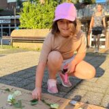 Die neunjährige Amneh legte bei der Mahnwache auf dem Lambertusplatz eine Rose und Teelichter nieder.