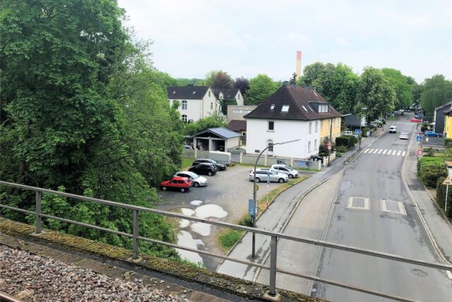 Am S-Bahnhof Dortmund-Kley wurden dem 22-Jährigen zwei verbotene Messer abgenommen.