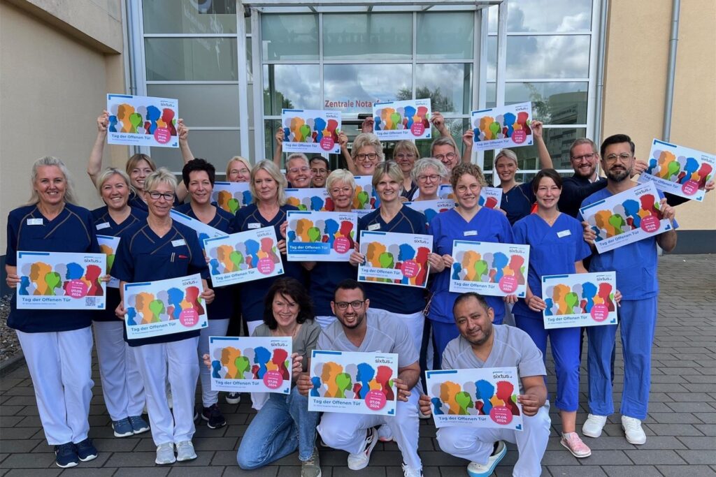 Das Team vom Sixtus-Krankenhaus steht vor dm Haupteingang des Hospitals. Das Team vom Sixtus-Krankenhaus steht vor dm Haupteingang des Hospitals.