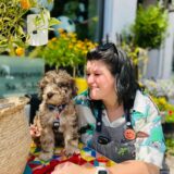Tina Attenberger mit ihrem Hund Oskar vor ihrem Blumenfachhandel in Recklinghausen-Suderwich