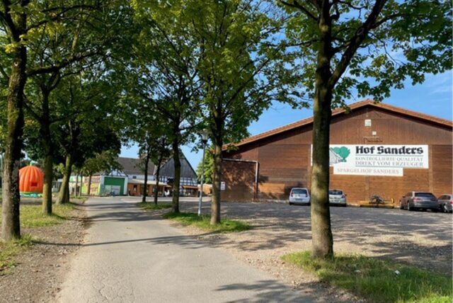 Der Hof Sanders in Henrichenburg hat neben dem Hofladen auch ein Maislabyrinth bis zur Ernte der Maiskolben für die Öffentlichkeit zugänglich gemacht.