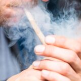 Bei einem Einsatz gegen einen 74-jährigen Drogendealer in Herne platzen SEK-Beamte in eine pikante Situation.