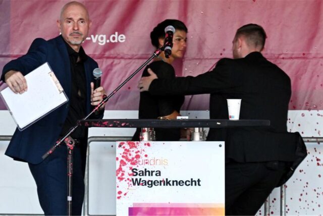 Sahra Wagenknecht, Vorsitzende des Bündnis Sahra Wagenknecht (BSW), wird von einem Personenschützer von der Bühne gebracht, nachdem es einen Angriff mit roter Farbe während der Wahlkampf-Veranstaltung auf dem Domplatz gab. Daneben steht Steffen Quasebarth, Listenkandidat des BSW.