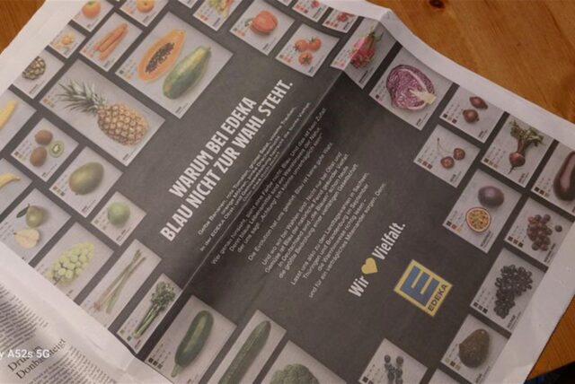 Eine ganze Seite der Frankfurter Allgemeinen Zeitung ist mit der Edeka Anzeige „Warum bei Edeka Blau nicht zu Wahl steht.“ bedruckt.