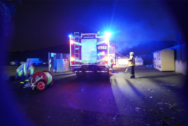 Die Castrop-Rauxeler Feuerwehr bei neuerlichen Löscharbeiten auf Schwerin. Am Container-Standort brannte es nun schon zum vierten Mal.