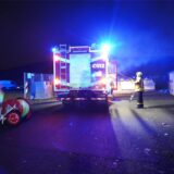 Die Castrop-Rauxeler Feuerwehr bei neuerlichen Löscharbeiten auf Schwerin. Am Container-Standort brannte es nun schon zum vierten Mal.