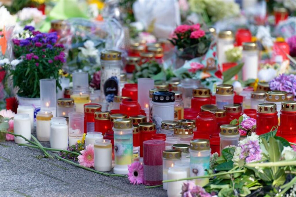 Blumen und Kerzen sind in der Nähe des Tatortes in Solingen abgelegt worden. Blumen und Kerzen sind in der Nähe des Tatortes in Solingen abgelegt worden.