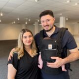 Sena und Oğuzhan Özel mit Baby Elif im Showroom ihres Möbelgeschäfts „Modena Möbel“, das sie im September 2024 an der Provinzialstraße in Lütgendortmund eröffnen wollen.