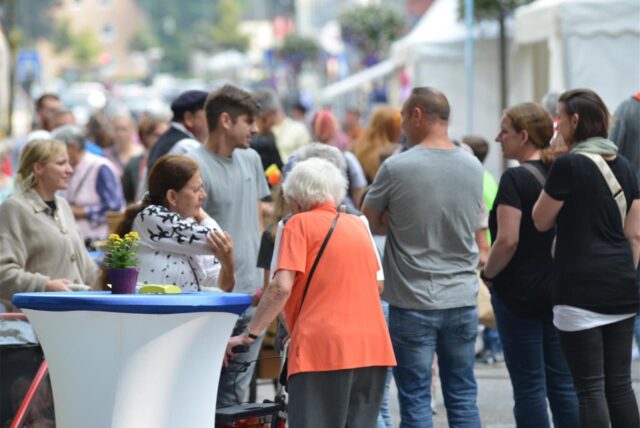 Besucher unterhalten sich am verkaufsoffenen Sonntag bei Michaelisfest in Dortmund-Mengede.