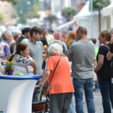 Besucher unterhalten sich am verkaufsoffenen Sonntag bei Michaelisfest in Dortmund-Mengede.