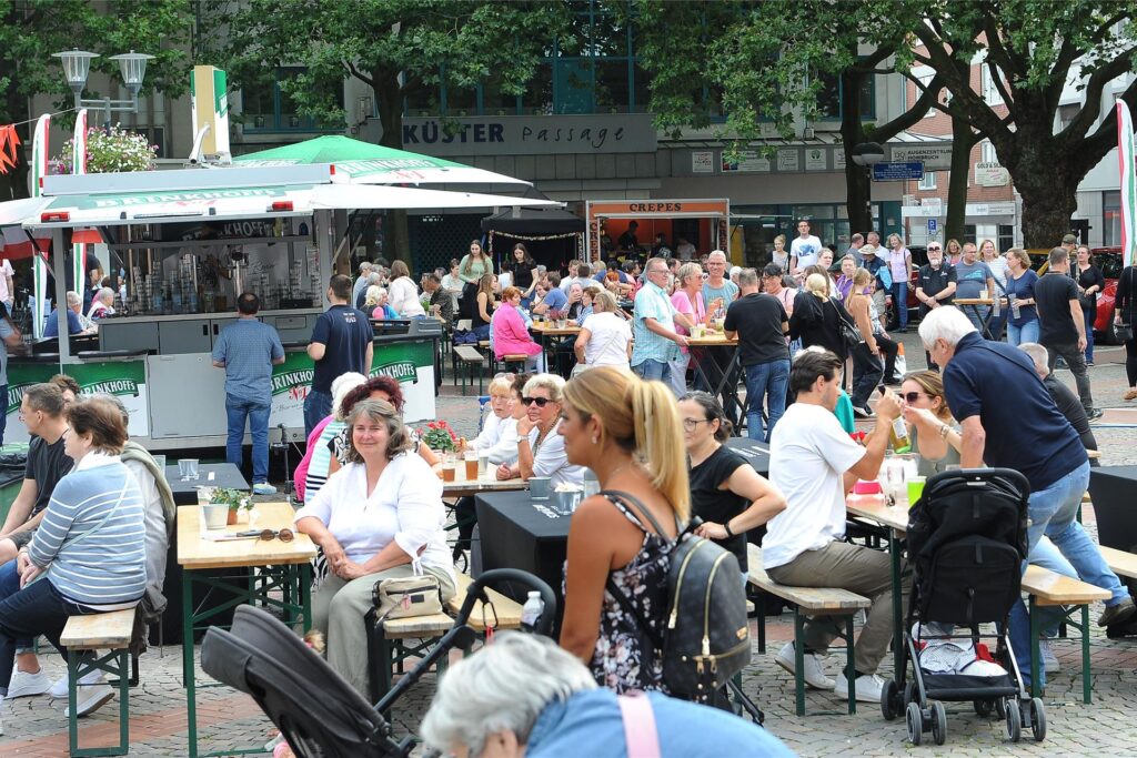 Besucher feiern beim Straßenfest in Dortmund-Hombruch.