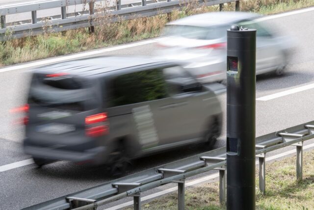 Ein Blitzgerät löst aus.