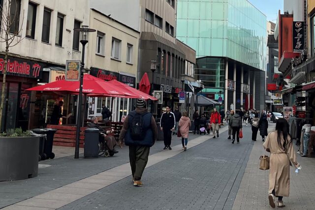 Passanten gehen durchs Brückstraßenviertel in Dortmund.