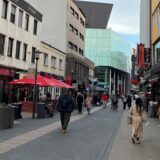 Passanten gehen durchs Brückstraßenviertel in Dortmund.