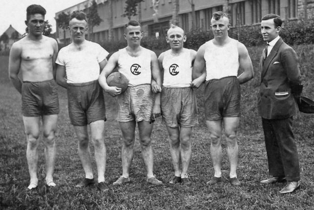 Die Faustballmannschaft des CTV vor den Toren des alten Rote Erde Stadion, die in den 1920er erfolgreich Wettbewerbe gewann.