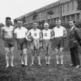Die Faustballmannschaft des CTV vor den Toren des alten Rote Erde Stadion, die in den 1920er erfolgreich Wettbewerbe gewann.