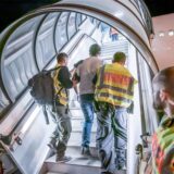 Geflüchtete, die abgeschoben werden sollen, werden in ein Flugzeug geführt.
