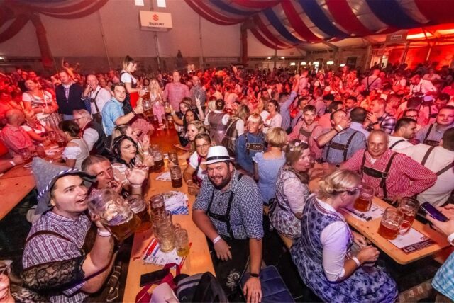 Menschen beim Oktoberfest im Revierpark Wischlingen in Dortmund.