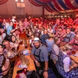 Menschen beim Oktoberfest im Revierpark Wischlingen in Dortmund.