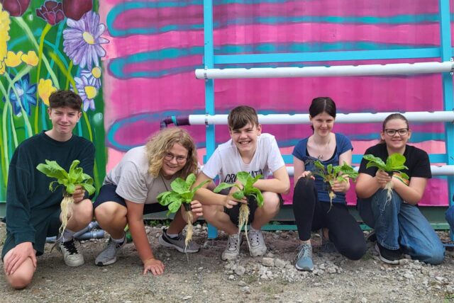 Gemeinsam setzen sich Jugendliche mit der Gruppe Umweltpunkt für mehr Nachhaltigkeit in Castrop-Rauxel ein. Das neueste Projekt ist eine Hydroponik-Anlage.