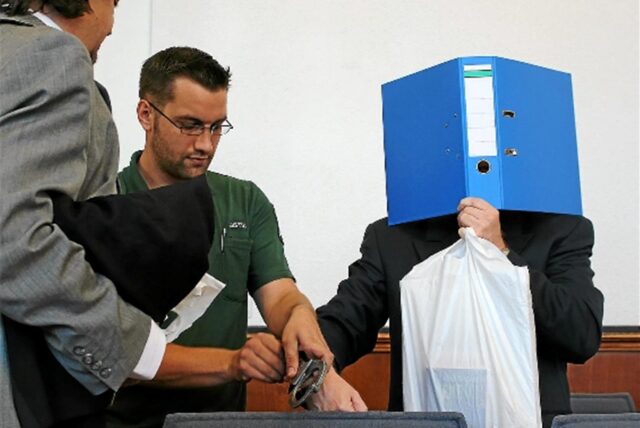 Dem Angeklagten Martin B. werden zu Prozessbeginn die Handschellen abgenommen (Archivbild).