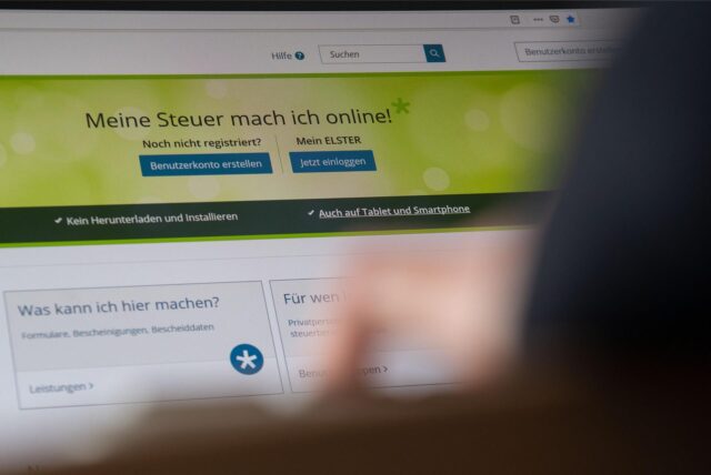 Eine Frau bedient am Computer Elster, das Portal der deutschen Steuerverwaltungen zur Abwicklung von Steuererklärungen und -anmeldungen.