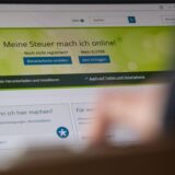 Eine Frau bedient am Computer Elster, das Portal der deutschen Steuerverwaltungen zur Abwicklung von Steuererklärungen und -anmeldungen.