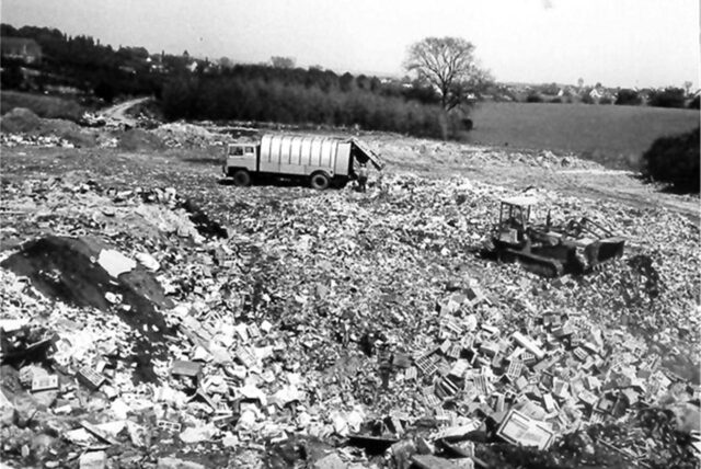 Ein schwarz-weißes Bild zeigt die Mülldeponie Brandheide vermutlich in den 1960er Jahren.