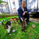 Kevin Mühleis füttert Katzen in einem Garten in Recklinghausen