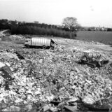 Ein schwarz-weißes Bild zeigt die Mülldeponie Brandheide vermutlich in den 1960er Jahren.