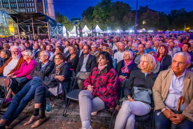Sehr gut besucht war der Auftakt der Cityring-Konzerte, die Operngala, am Freitagabend (30.8.) auf dem Friedensplatz.