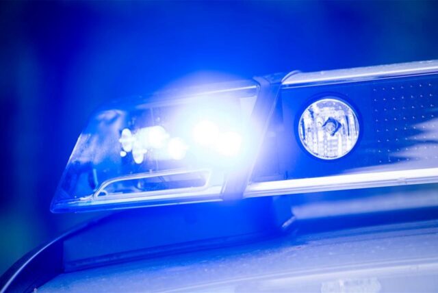 Ein Blaulicht leuchtet an einer Polizeistreife.